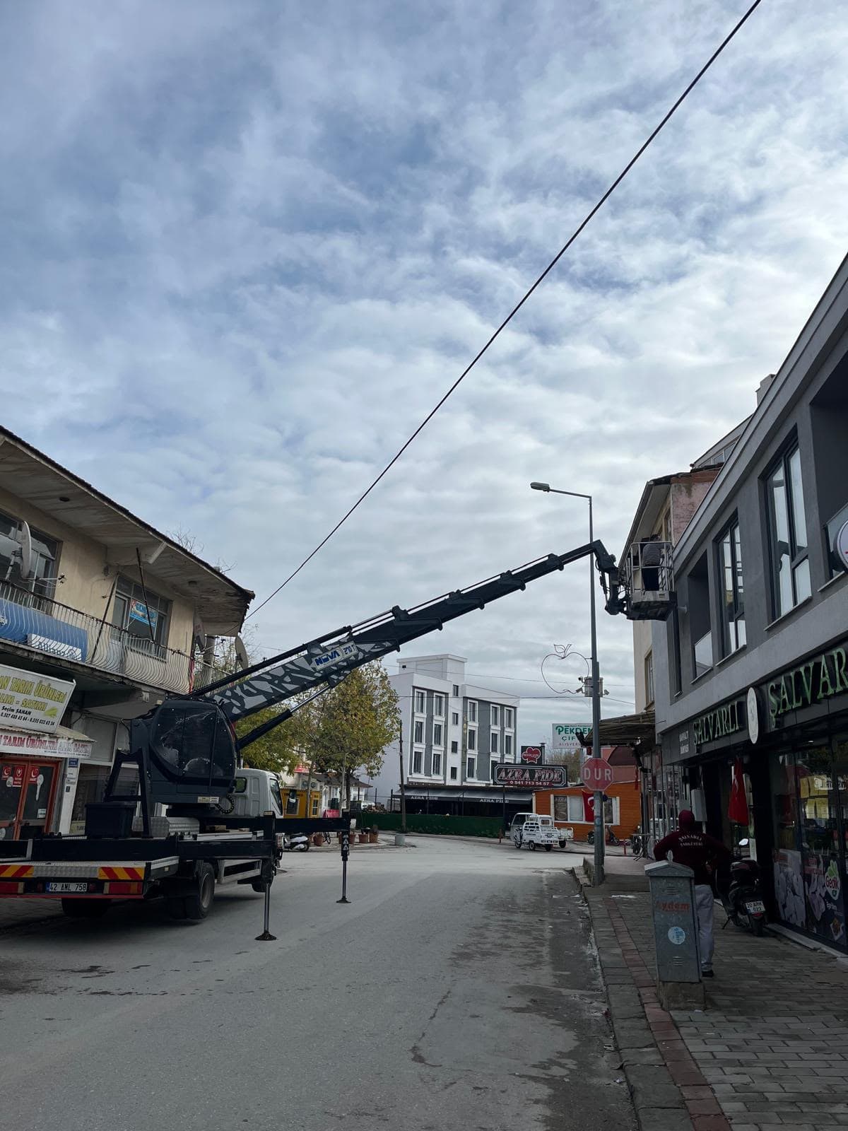 Sepetli platform ile bina cephesinde çalışma