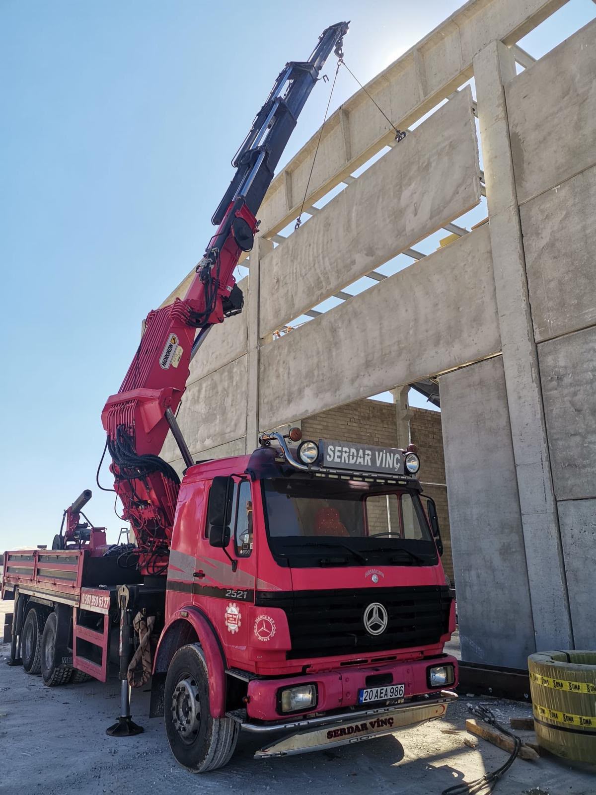 Serdar Vinç mobil vinç ile betonarme yapı montajı yapıyor